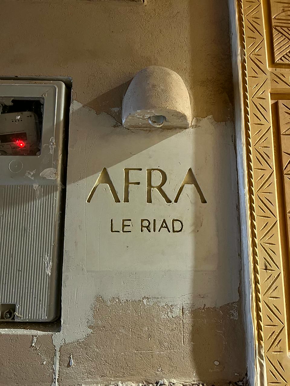Plaque du riad AFRA posée sur le mur fini