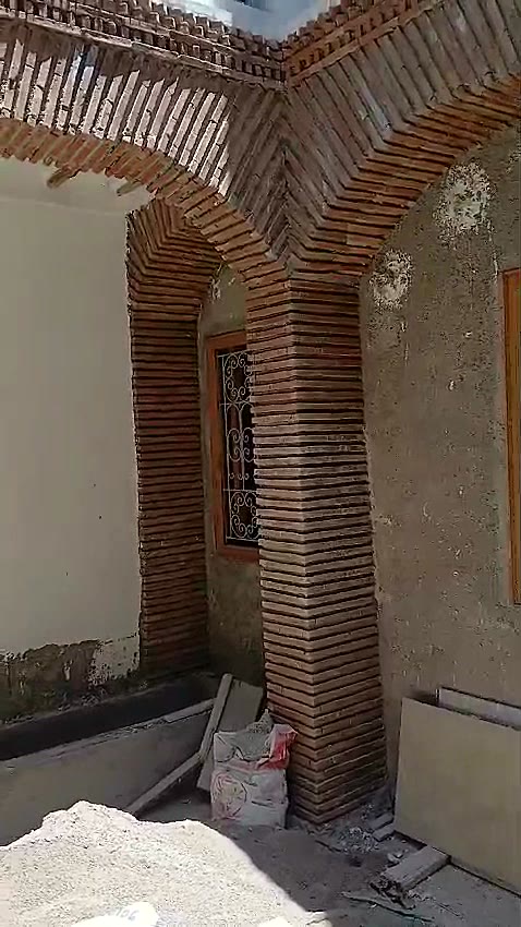 Arcs en brique restaurés dans le patio