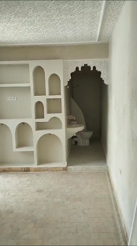 Niches et étagères en arc intégrées