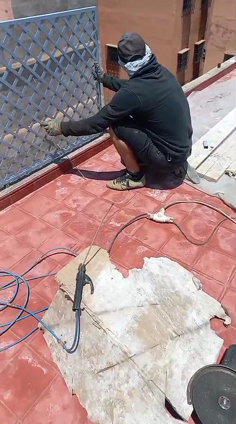 Pose de claustras métalliques en terrasse