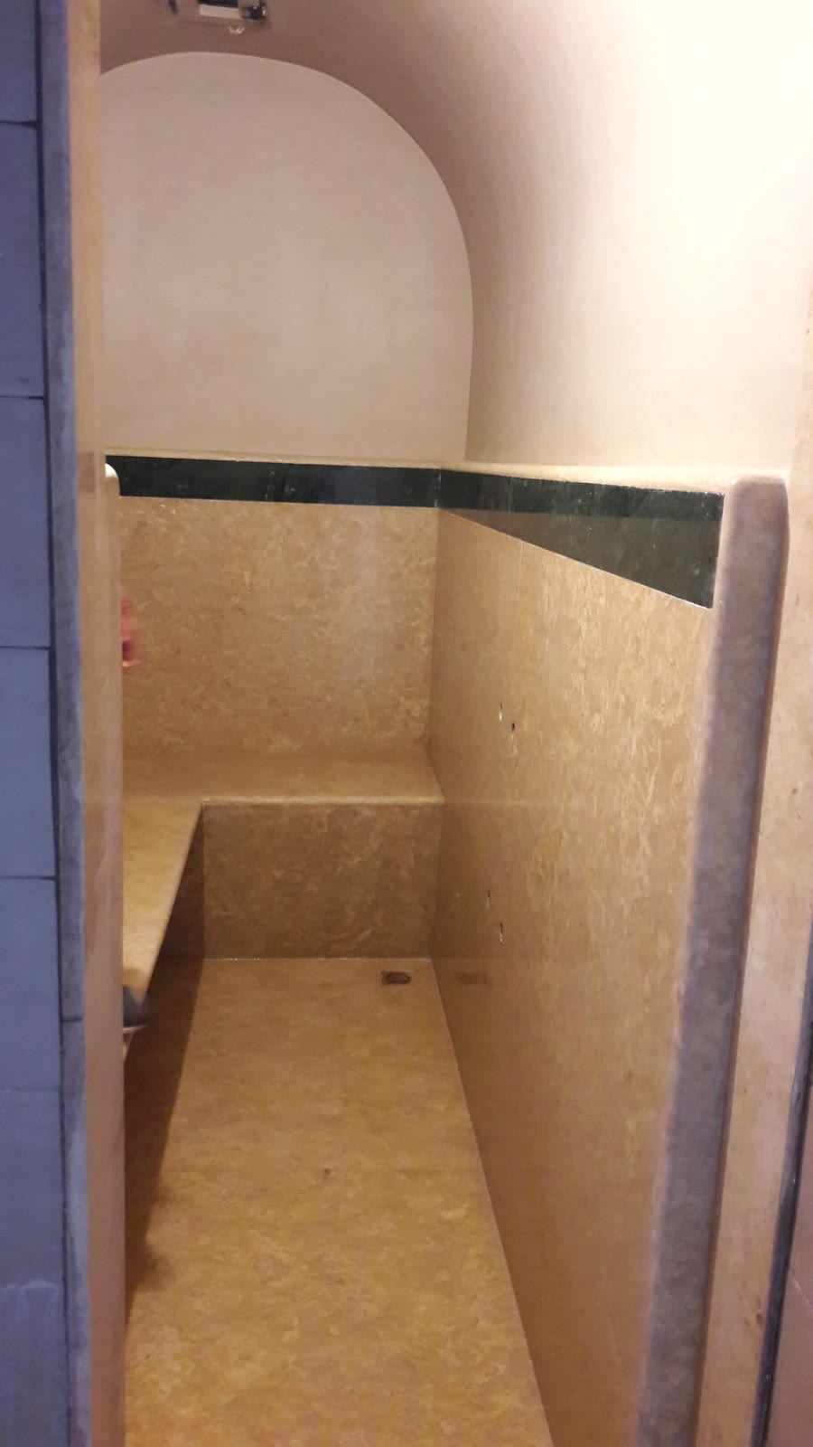 Hammam en pierre, banquette et voûte