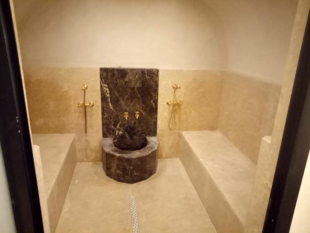 Fontaine en marbre et banquettes en pierre