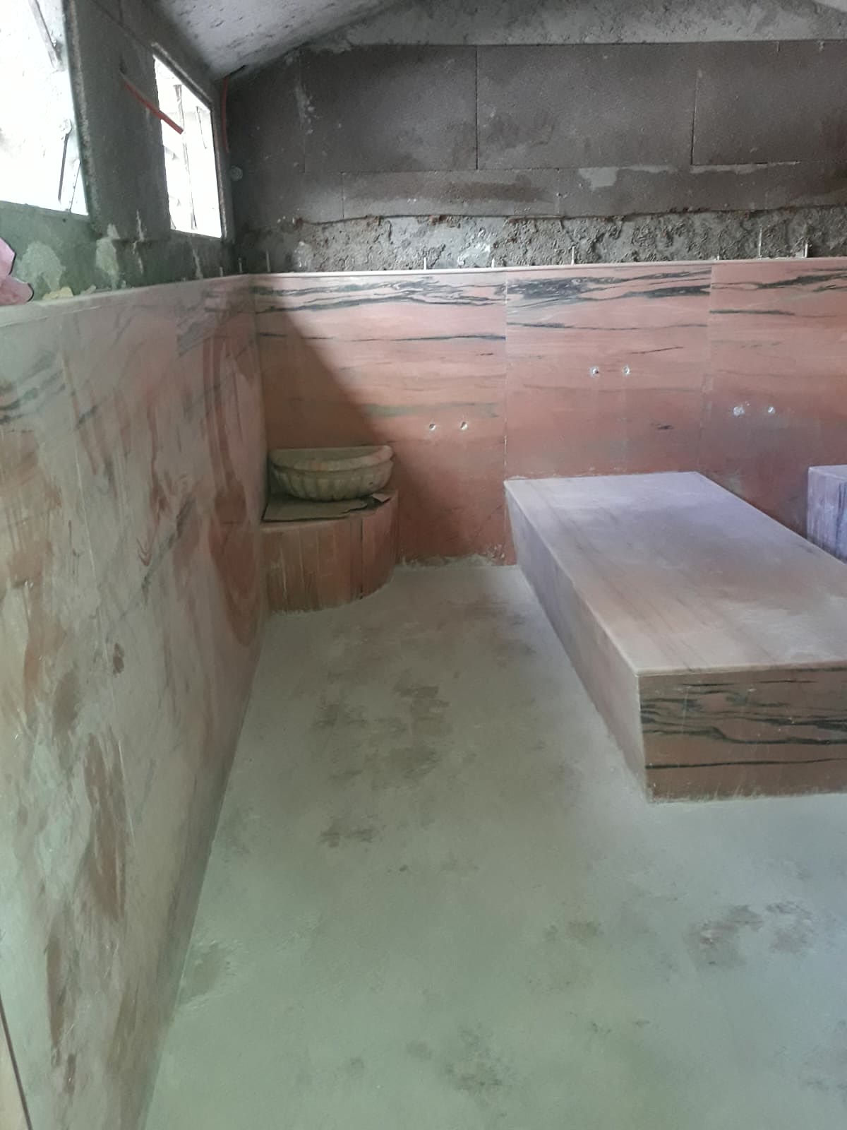 Banquettes en marbre en cours de pose