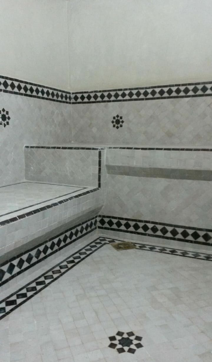 Banquettes et frises en zellige noir et blanc