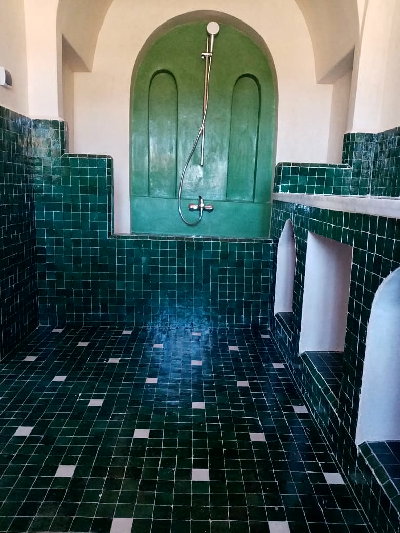 Hammam en zellige vert, douche sous arc