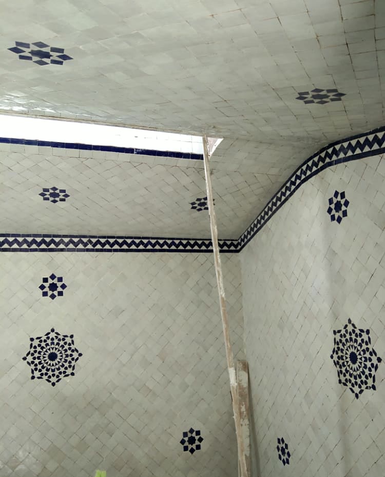 Plafond et murs en zellige, frise bleue