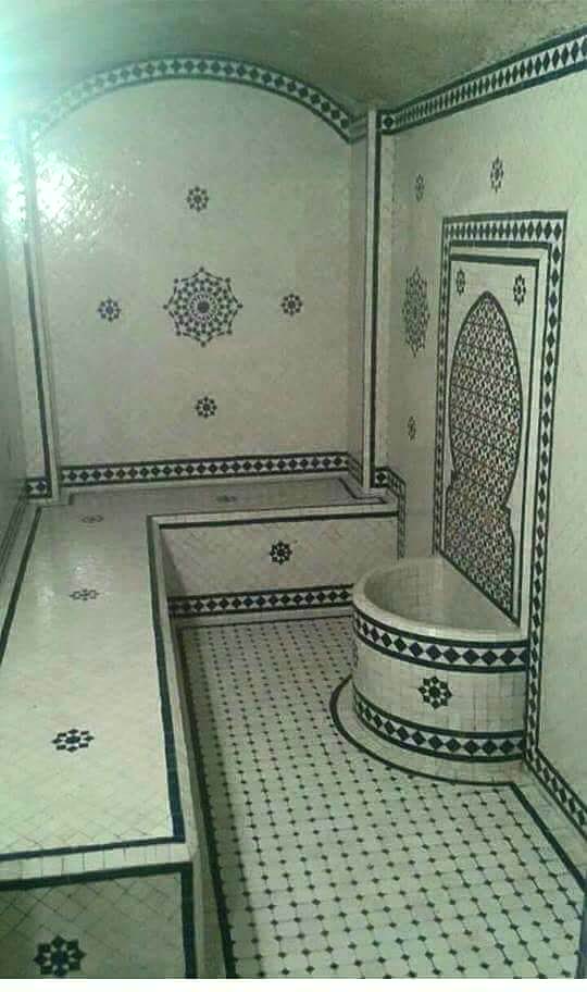 Hammam en zellige, fontaine et banquettes