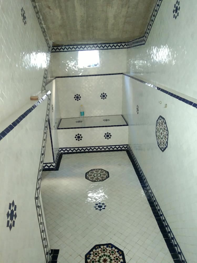Hammam en longueur, sol en zellige à motifs