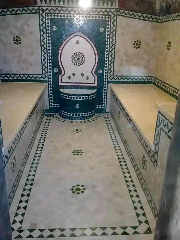 Fontaine en zellige vert et blanc, banquettes carrelées