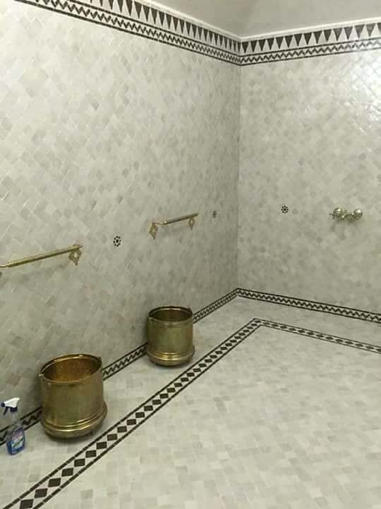 Hammam en zellige, seaux traditionnels en laiton