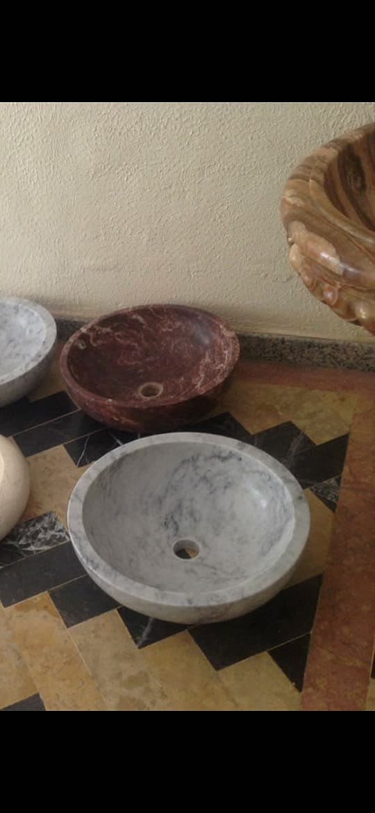 Vasques en marbre et en pierre taillée
