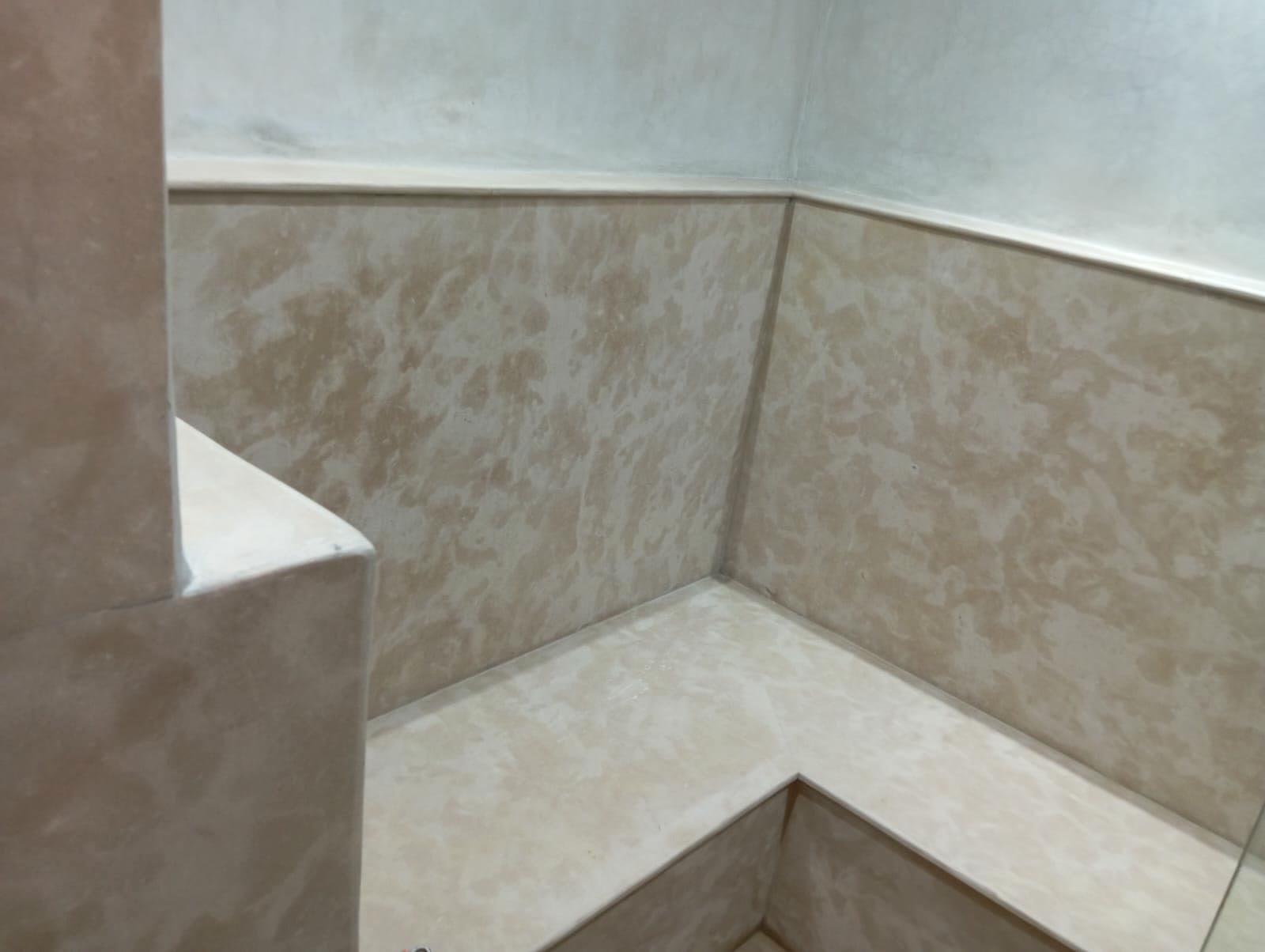 Banquettes en pierre beige