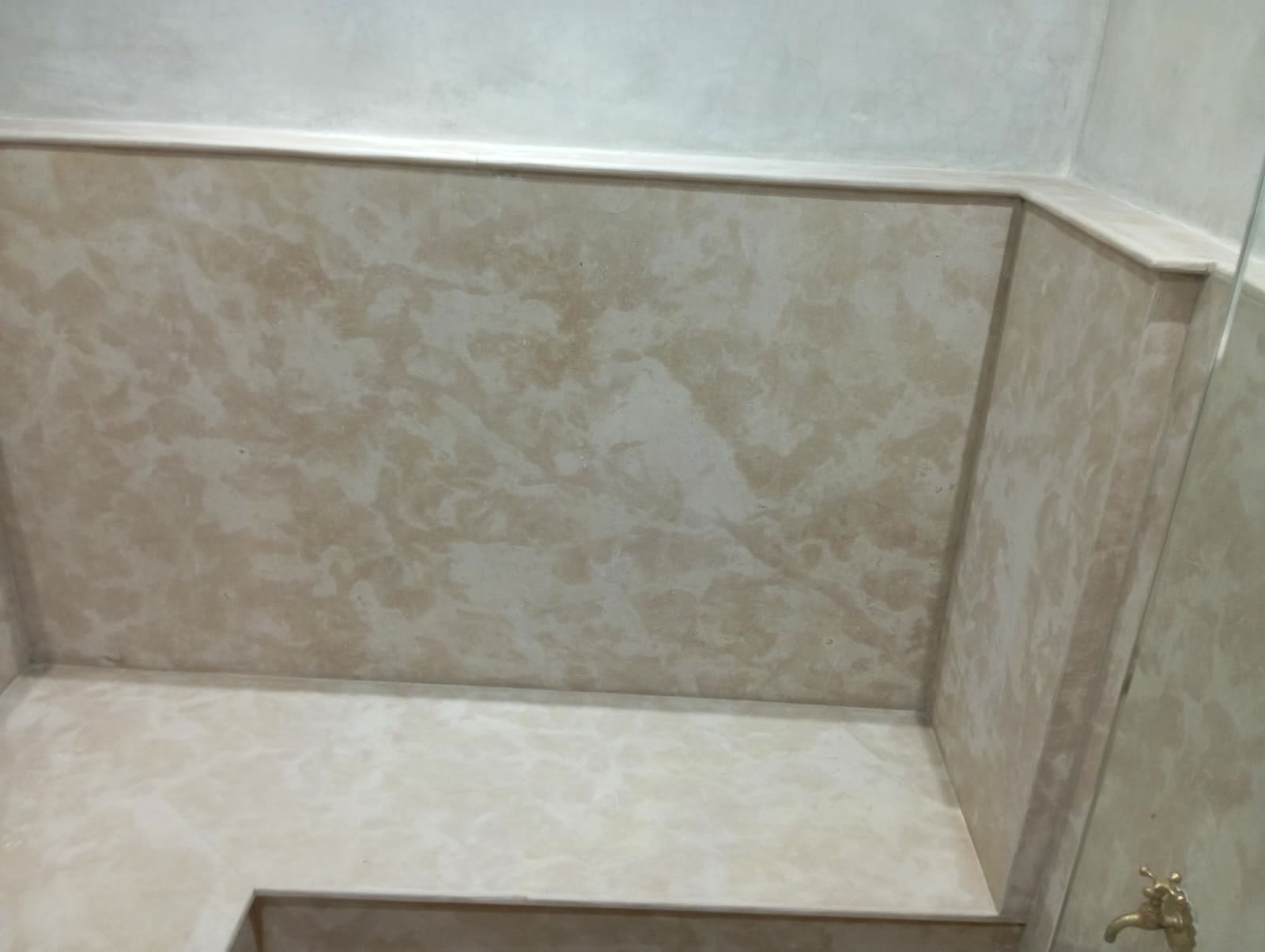 Banquette d’angle en pierre beige