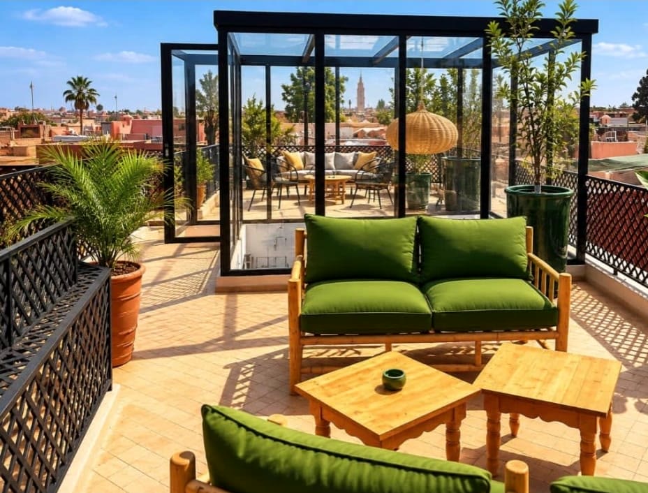 Terrasse aménagée avec pergola vitrée et vue sur la Koutoubia